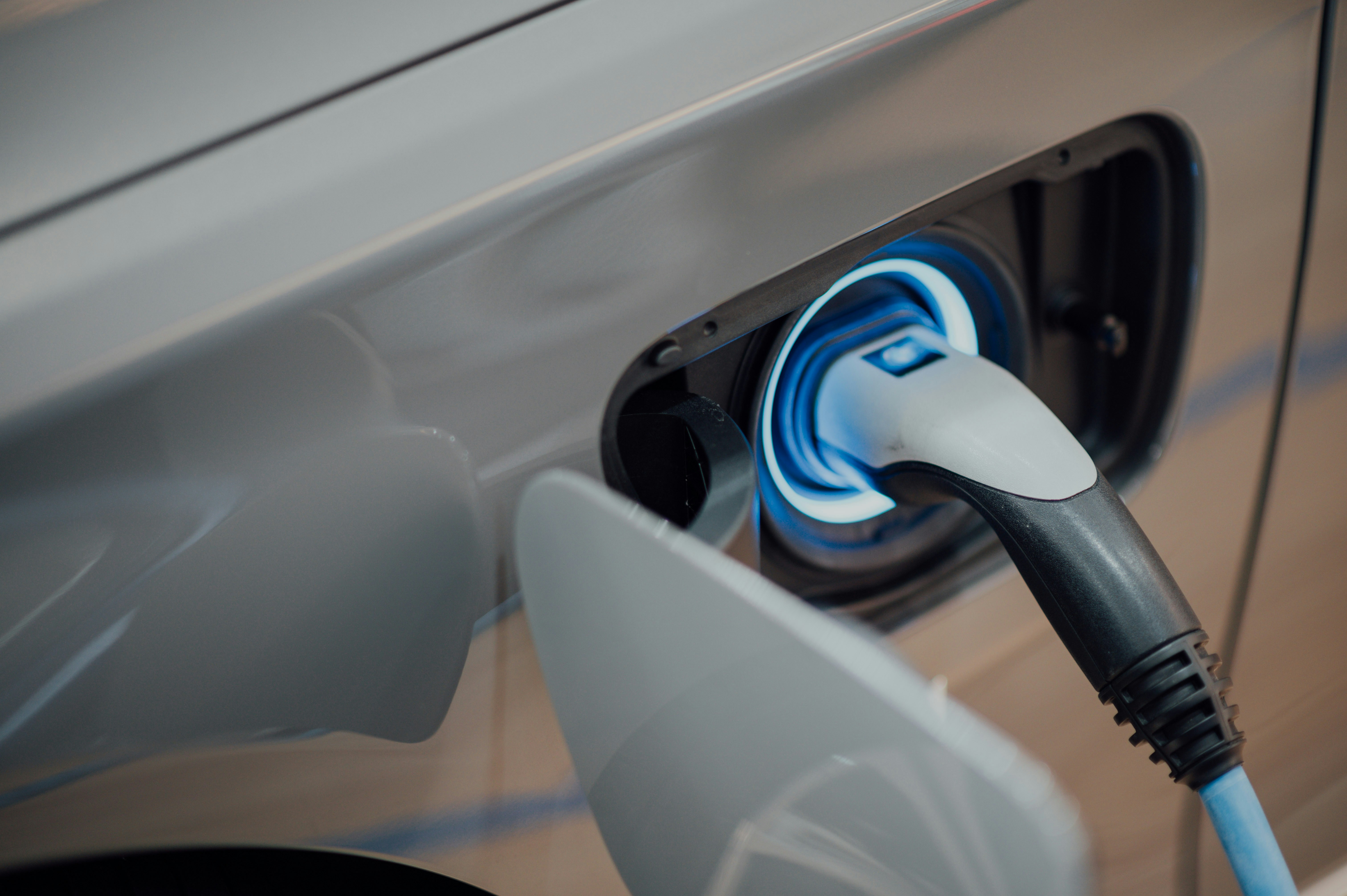 Elektrische auto tijdens het opladen
