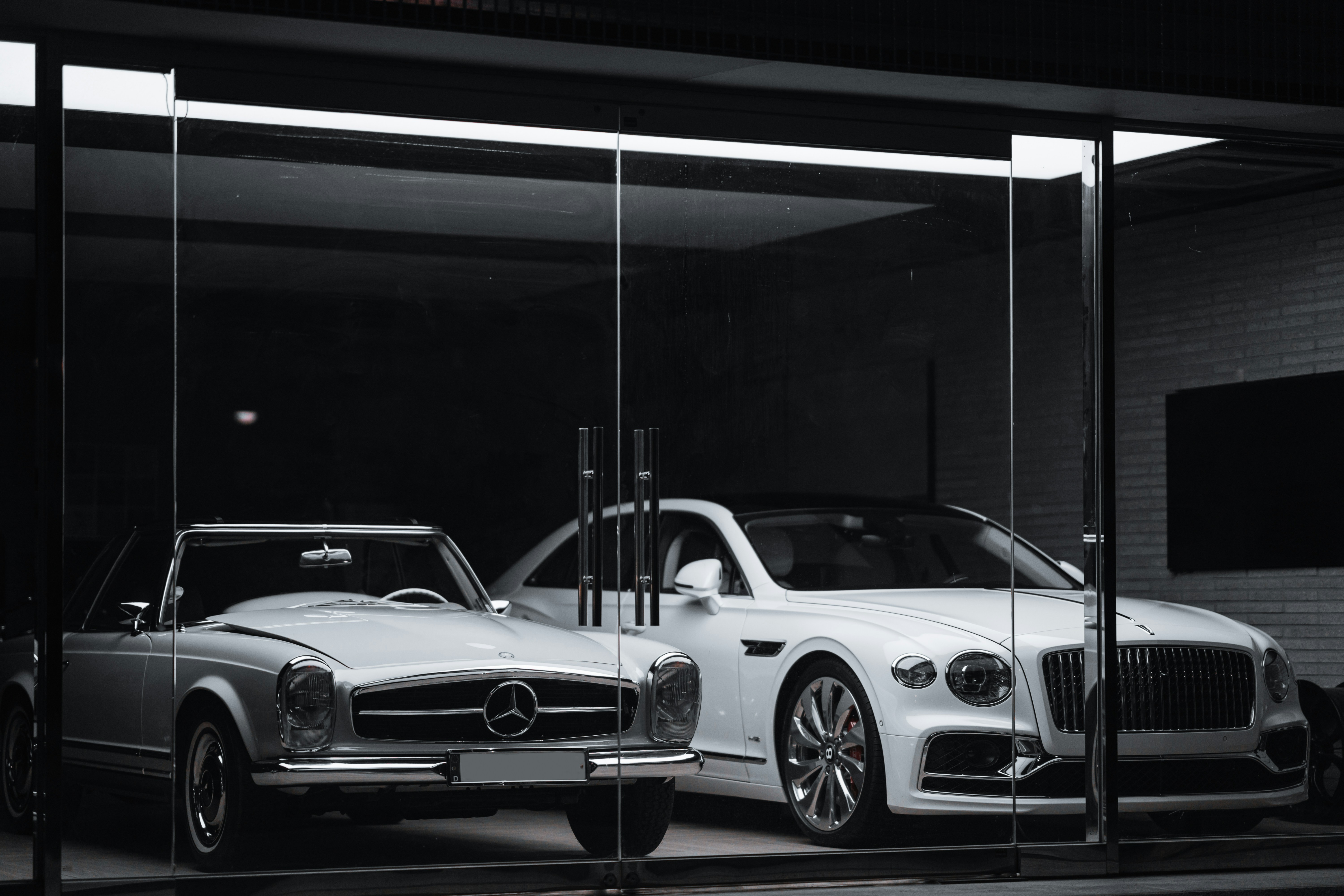 Premium occasions achter glas in een showroom